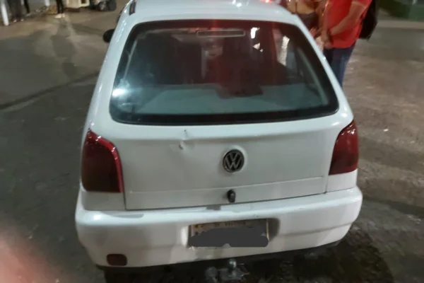 carro modelo Gol branco