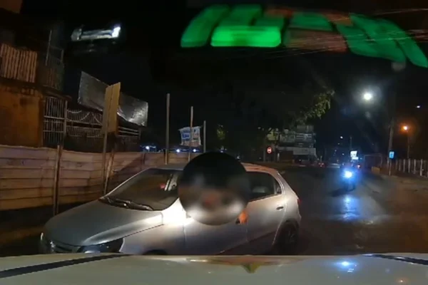 Homem embriagado é preso após dar "cavalo de pau" perto da PM