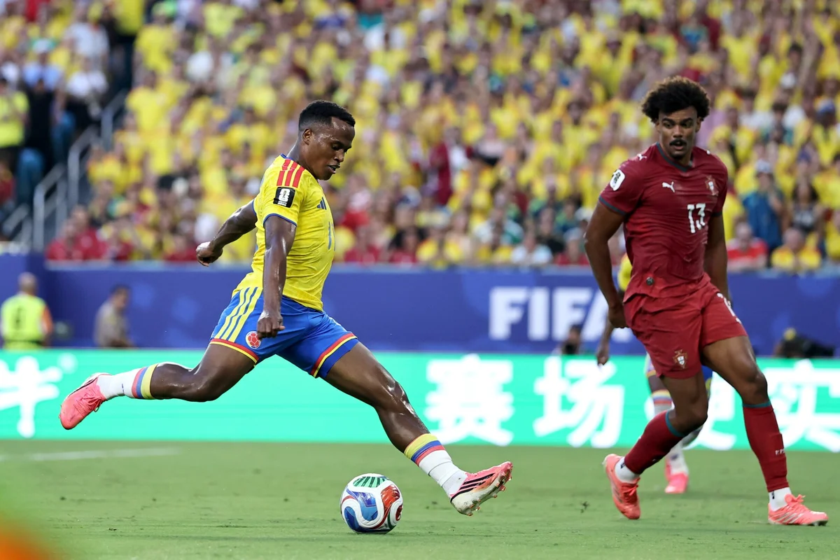 Jhon Arias tenta chute em Colômbia x Portugal. Jhon Arias tenta chute em Colômbia x Portugal.