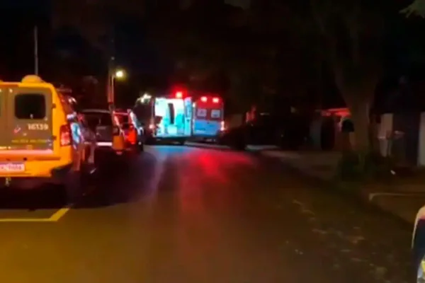 imagem colorida de viaturas do SAMU e polícia - metrópoles