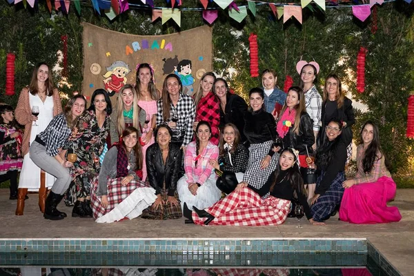 Arraiá da Quinta Série B tem quadrilha, aniversário e muita animação