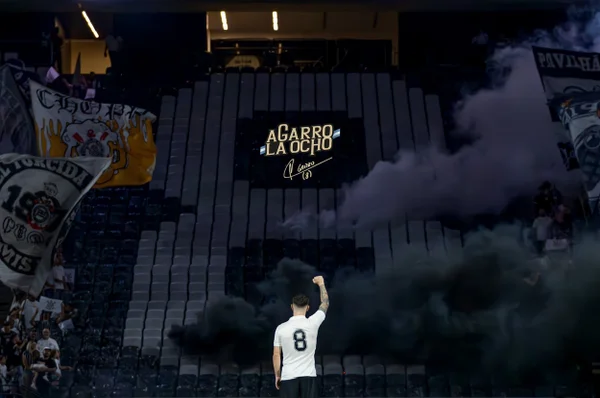Imagem colorida de Rodrigo Garro com a camisa 8 do Corinthians - Metrópoles