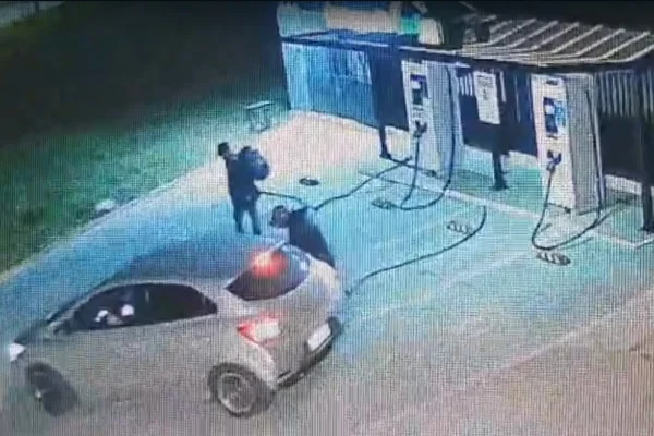 Imagens mostram como bando furta cabos de carregadores elétricos no DF