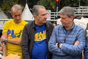 Valdemar da Costa Neto, Silas Malafaia e Tarcísio de Freitas conversam durante manifestação bolsonarista na Avenida Paulista