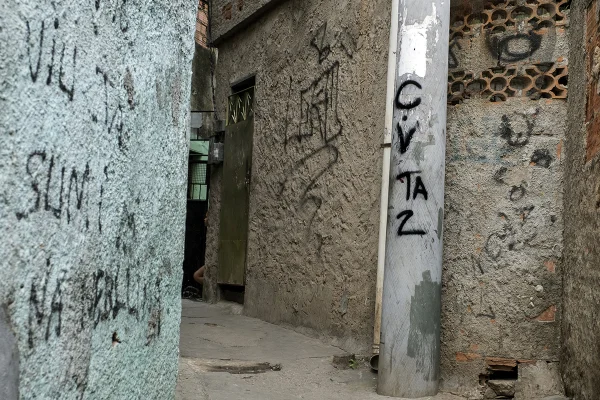 Pinturas nas paredes mostram que o CV (Comando Vermelho, uma das duas grandes organizações de drogas) reina aqui na favela Complexo do Alemão no Rio de Janeiro, Brasil