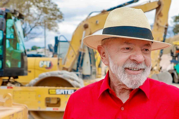 Foto colorida do Presidente da República, Luiz Inácio Lula da Silva, durante visita às obras da Avenida Prefeito Newton Cardoso (antiga Avenida Maracanã). Contagem - Metrópoles