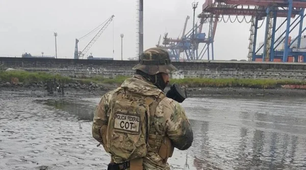 Quatro traficantes morrem em confronto com PF no Porto de Santos