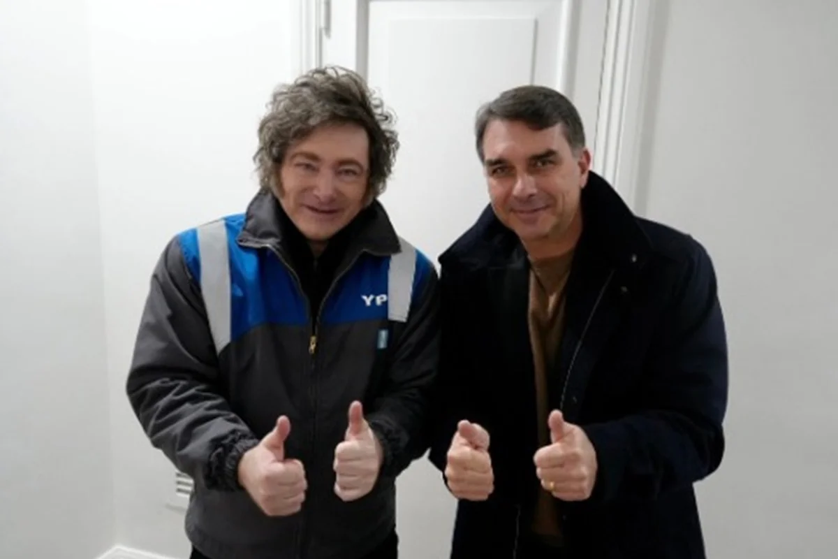 Milei se reúne com Flávio Bolsonaro na Argentina: "Vem aí a maré azul"