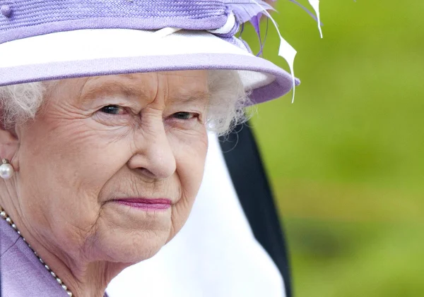 A Rainha Elizabeth Ll, visita o National Memorial Arboretum, onde participa de um serviço de comemoração e presta homenagem aos 112 membros das Forças Armadas do Reino Unido