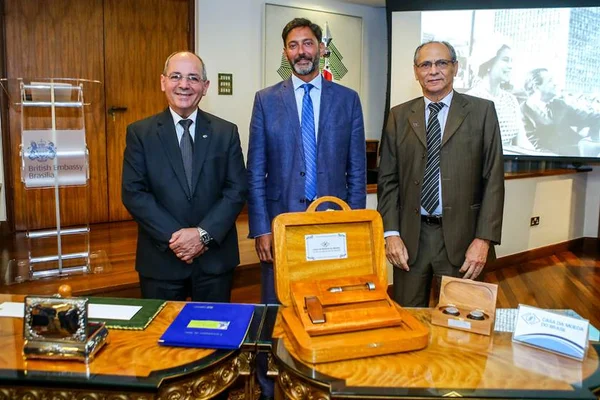 Embaixada homenageia 50 anos da visita da rainha com selo e medalha