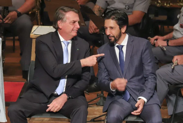Jair Bolsonaro e Ricardo Nunes durante cerimônia no Theatro Municipal de SP - Metrópoles