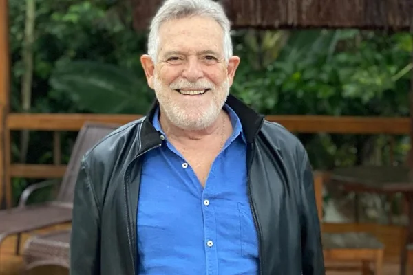 Zé de Abreu posa, sorridente, durante passeio - Metrópoles