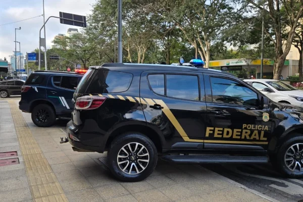 Imagem colorida de viaturas da Receita Federal na Avenida Faria Lima, em São Paulo. Metrópoles