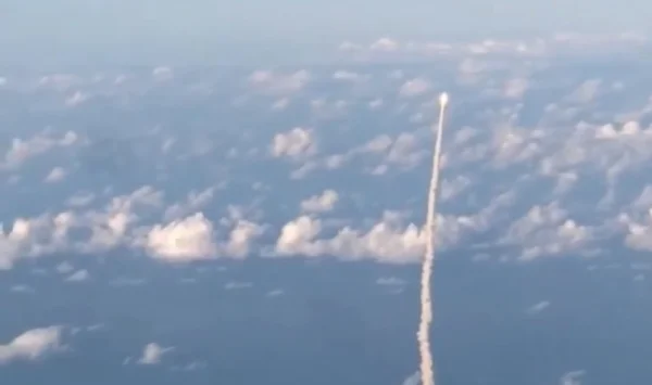Imagem colorida de lançamento da Artemis II