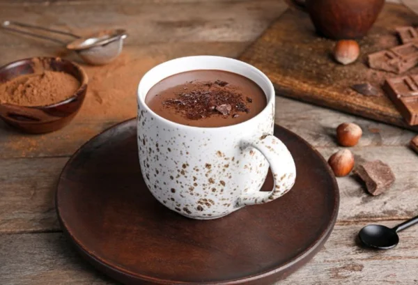 Chocolate quante em uma xicara branca - Metrópoles