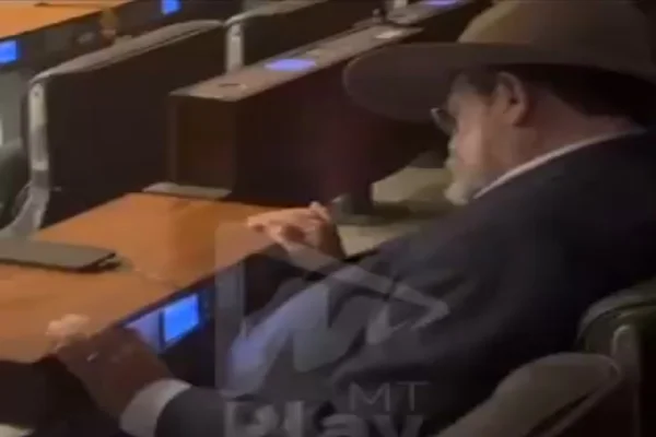 Imagem colorida de deputado dormindo - Metrópoles