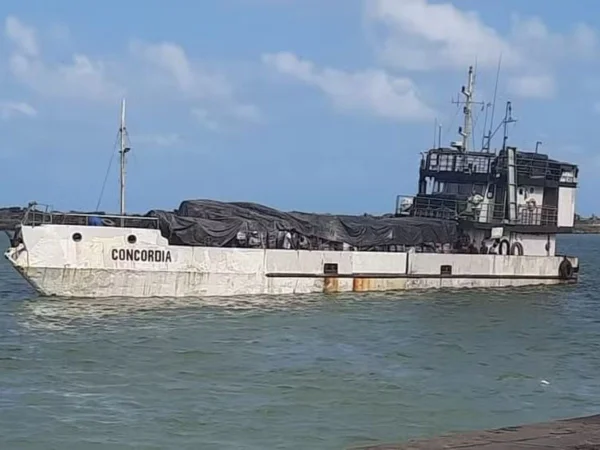Foto colorida da embarcação - Metrópoles
