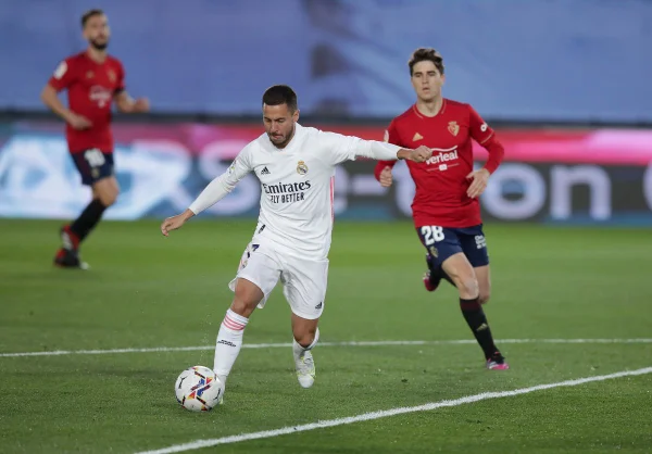 Com gols de brasileiros, Real Madrid vence e encosta no líder Atlético