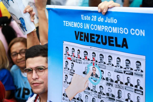 Imagem colorida de poster sobre eleições na Venezuela - Metrópoles