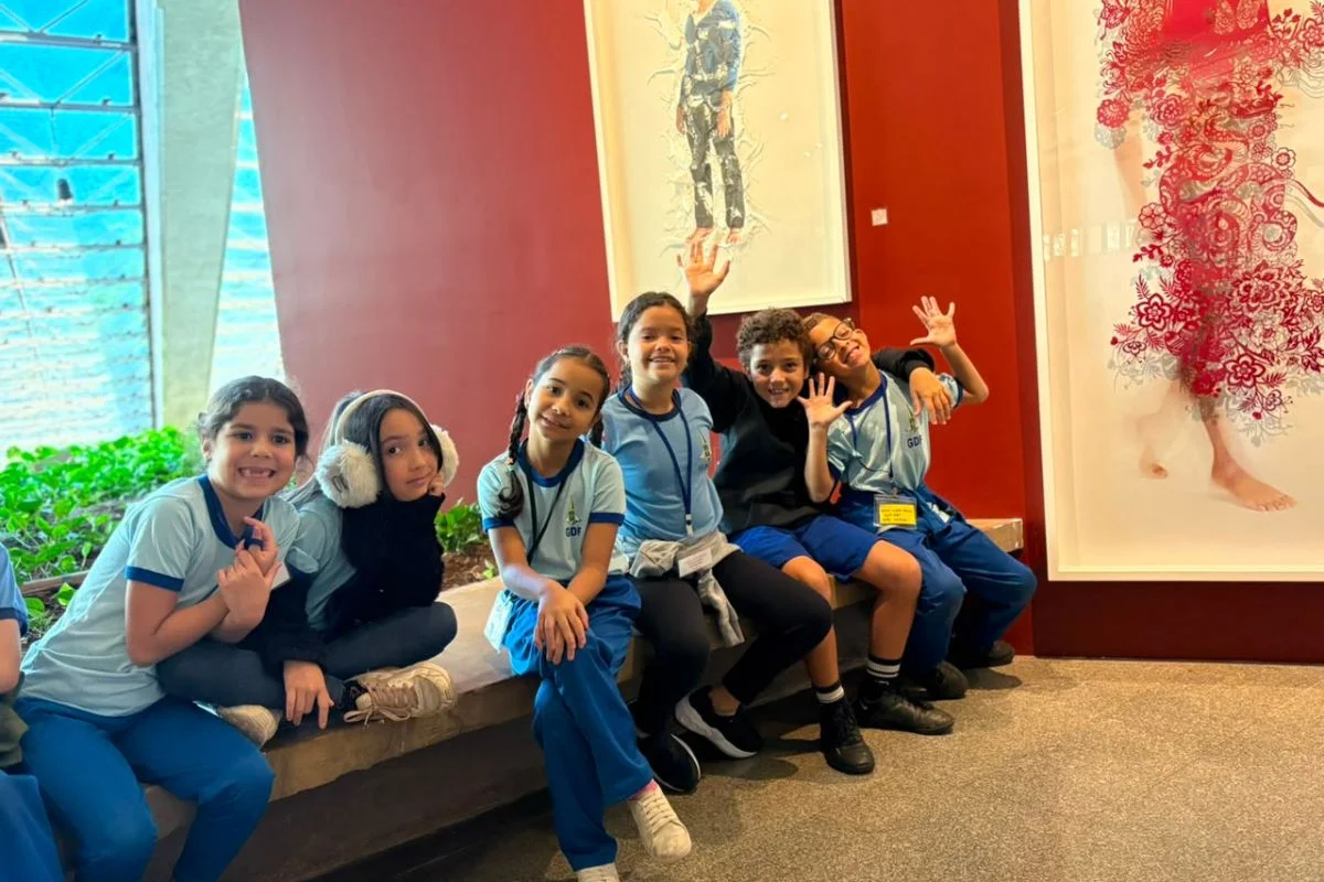 Alunos da EC 204 Sul visitam mostra Constelações Contemporâneas Alunos da EC 204 Sul visitam mostra Constelações Contemporâneas
