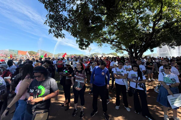 Paralisação: enfermeiros protestam com professores em frente ao Buriti