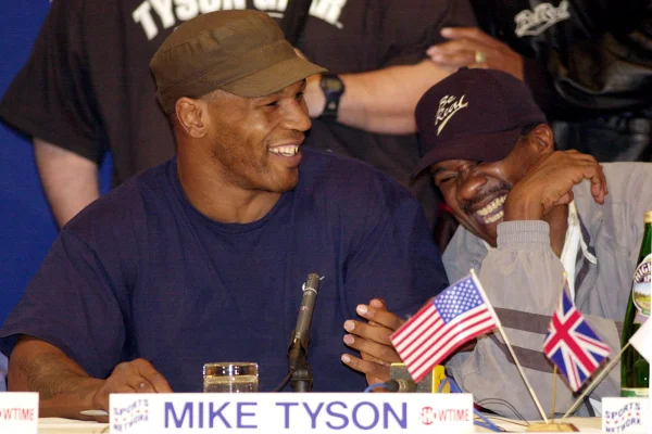 Foto colorida de Tommy Brooks e Mike Tyson - Metrópoles