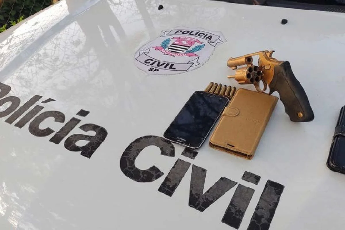 Polícia Civil achou revólver usado no homicídio. Armamento estava em endereço ligado ao suspeito. Polícia Civil achou revólver usado no homicídio. Armamento estava em endereço ligado ao suspeito.
