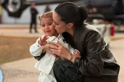 Bruna Biancardi dá um beijo em Mavie, sua primogênita com Neymar