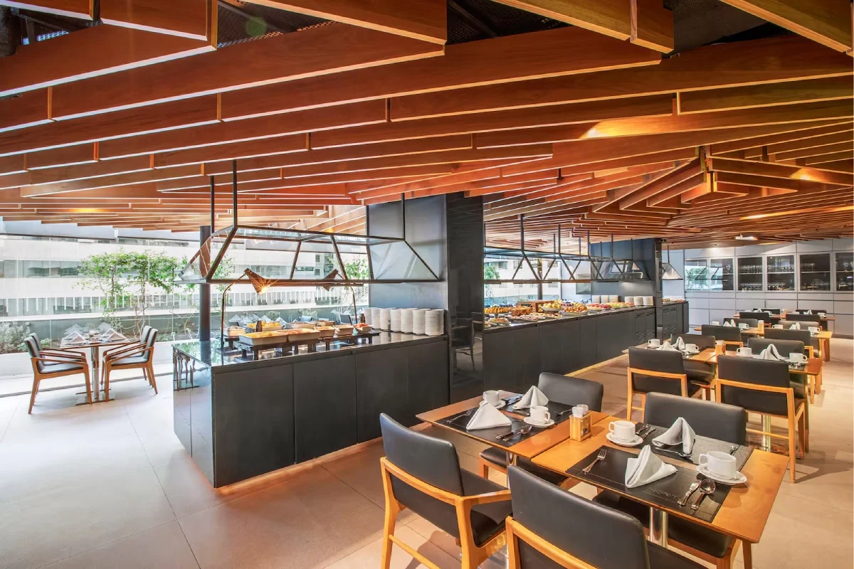 O espaço oferece café da manhã para os hóspedes e continua com almoço e jantar para o público geral O espaço oferece café da manhã para os hóspedes e continua com almoço e jantar para o público geral