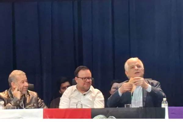 Márcio França com notas de dinheiro na mão