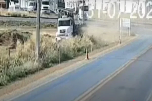 Imagem colorida, caminhão causa acidente - Metrópoles
