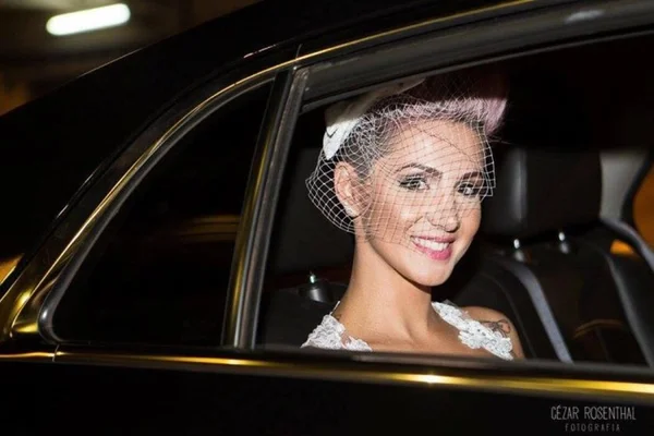 Noiva chega em casamento de Uber após carro de luxo não aparecer