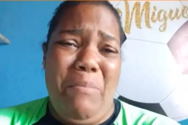 Mirtes, mãe de Miguel, chorando