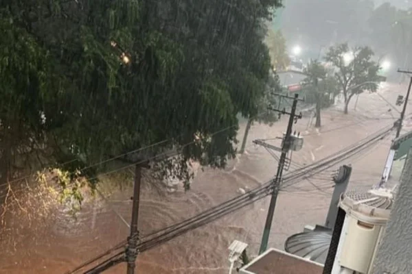 Imagens coloridas mostram que a rua Palestra Itália virou um rio