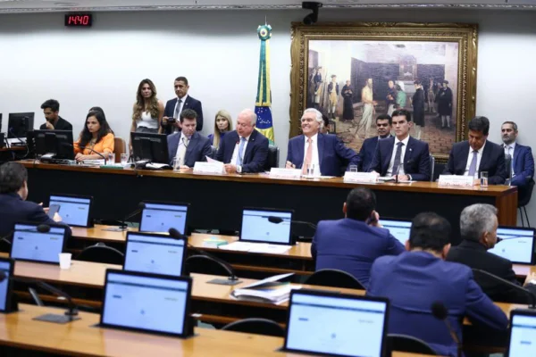 Os governadores Ronaldo Caiado e Helder Barbalho na CCJ da Câmara
