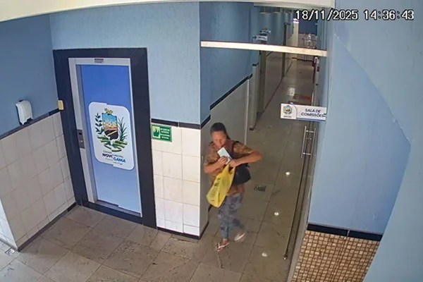 Ladra invade gabinete de político e comete furto em 15 segundos