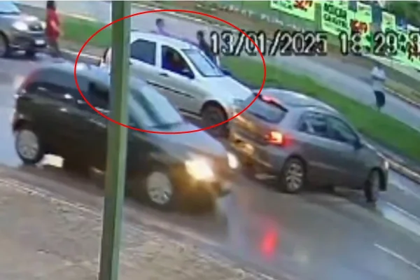 Bandidos param trânsito para roubar mulher no DF