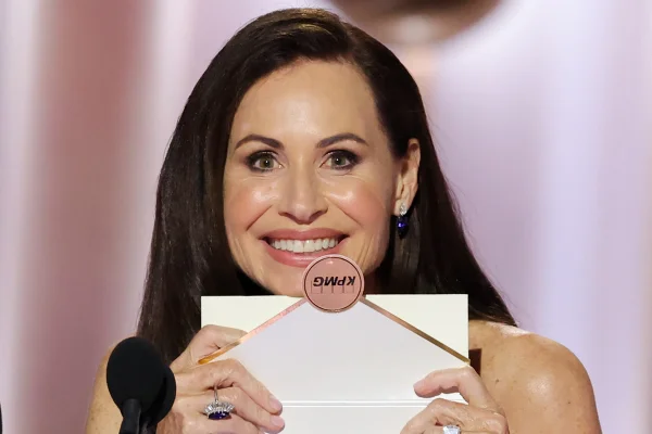 Imagem colorida de Minnie Driver no Globo de Ouro 2026 - Metrópoles