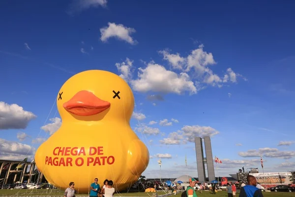 Iphan manda retirar pato de 20 metros da Esplanada dos Ministérios