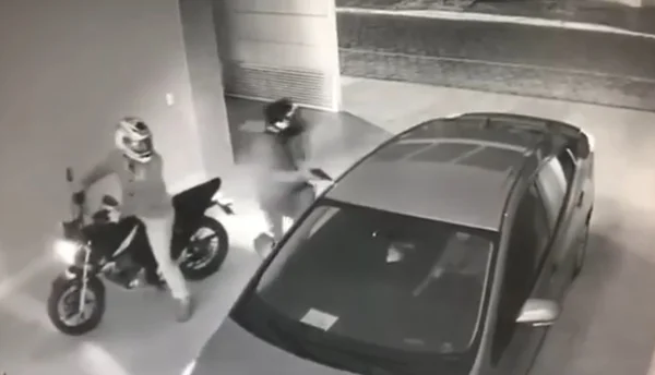 ladrões tentam roubar carro