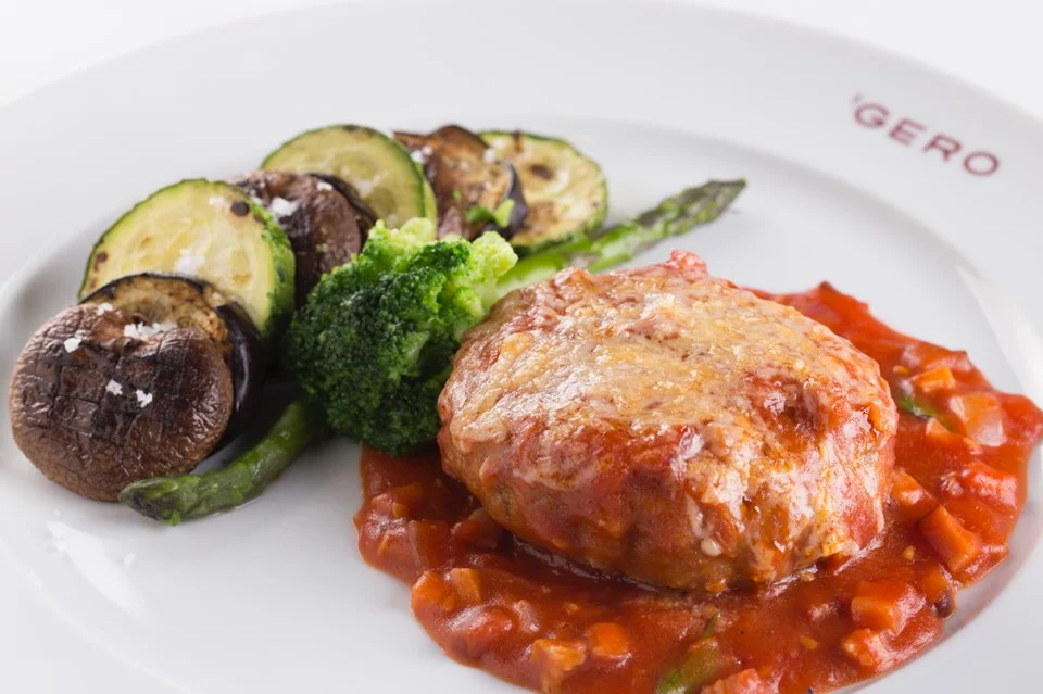 Polpetone suíno recheado com gorgonzola ao molho de tomate, cebola, guanciale e legumes grelhados. Polpetone suíno recheado com gorgonzola ao molho de tomate, cebola, guanciale e legumes grelhados.