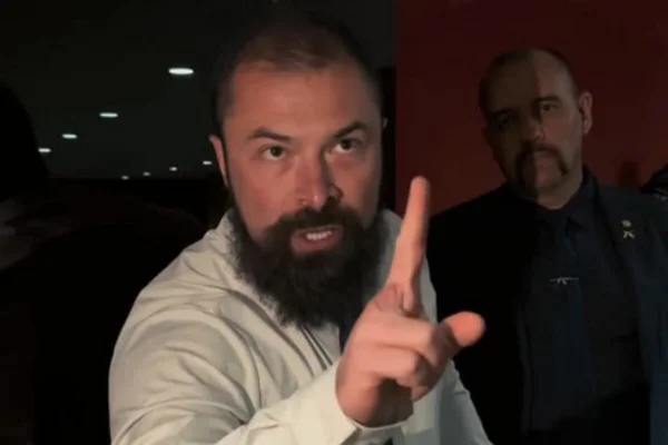 Homem com cabelo raspado e longa barba preta, na altura do peito - Metrópoles