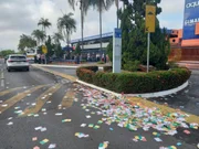 Santinhos foram espalhados diante de escola no Sudoeste
