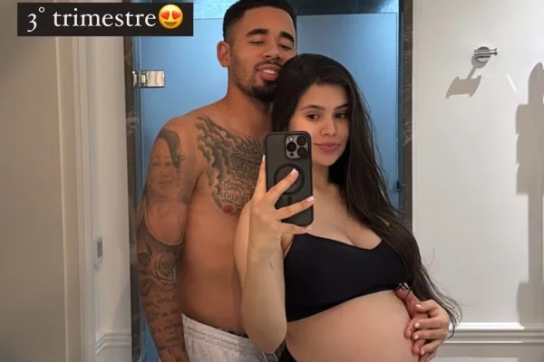 Foto colorida de Raiane Lima e Gabriel Jesus - Metrópoles
