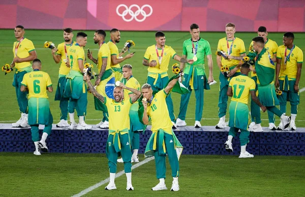 Sem agasalho no pódio, Seleção cria atrito com patrocinador do COB