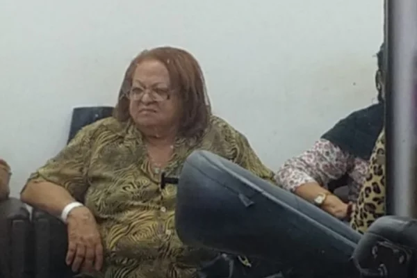 Mãe do cantor Belo gera polêmica e quase quebra pau em salão de beleza