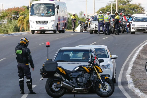 Discussão entre PM e agente do Detran acaba em socos e pontapés