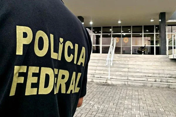 A Polícia Federal deflagrou uma operação contra organização criminosa especializada no tráfico de pessoas. Famílias eram encontradas em GRU - Metrópoles