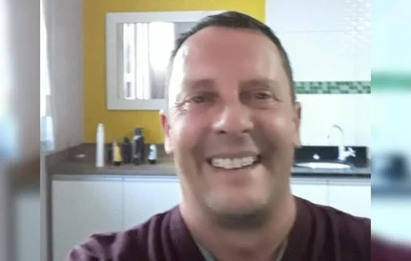 foto colorida de homem sorrindo