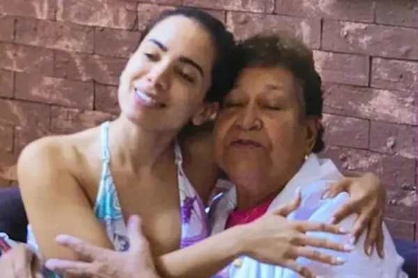 Foto colorida Anitta e Maria Ilza, fã idosa - Metrópoles